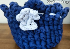 Cesta de crochê ou clorete azul marinho feita à mão
