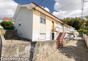 Moradia T9 Com Logradouro Para Recuperar Em...
