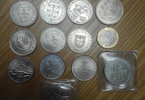 Várias moedas de coleção