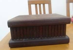 caixa antiga em madeira