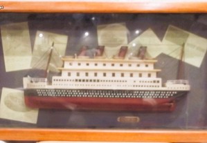 Barco Titanic 1912. Modelo de um bordo em vitrina