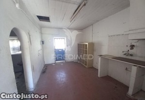 Moradia térrea com logradouro   oportunidade para personalizar ao seu estilo