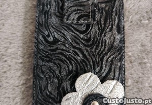 Capa telemvel em pele artesanal