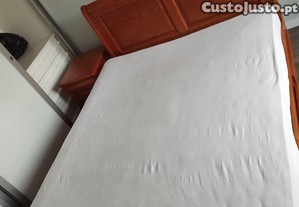 Cama c/ colcho extrato e mesa cabeceira
