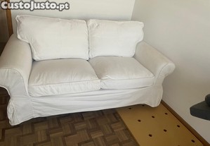 Sofá branco.