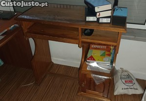 Estante/Secretária em madeira com prateleiras