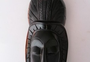 Máscara africana em pau preto