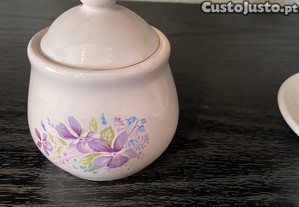 potinho branco com flores lilas