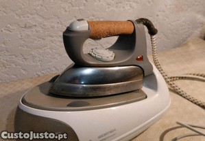Ferro de engomar com caldeira