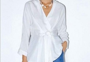 Blusa comprida com laço da Zara