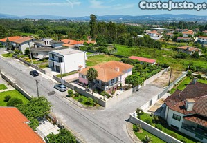 Moradia T4 com Jardim, Terreno e Potencial de Construo em Oleiros, Vila Verde