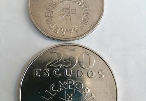 2 moedas de 100 e 250 escudos do 25 de Abril, em prata, belas