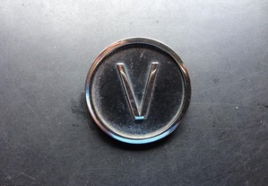 Emblema / Símbolo em Metal Antigo Original : " V "