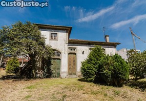 "Moradia Senhorial de 1937 em Caldelas, Taipas - Charme e História no Coração de Guimarães"