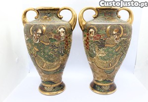Par de Jarras Porcelana Oriental Satsuma Período Meiji (1868 a 1912)