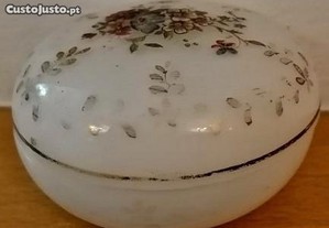 Caixa redonda em vidro opalino, antiga, com pintura