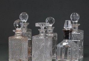 Seis garrafas em cristal moldado