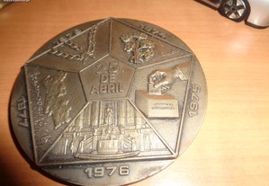 Medalha 25 Abril 1974 Pesadissima Of.Envio