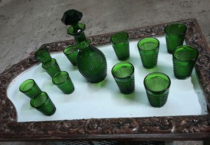 Garrafa e seis copos aos bicos em verde