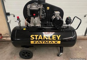 Compressor Stanley Profissional 300L, com motor de 5,5cv, trifásico