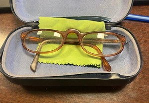 óculos armação castanha com caixa azul