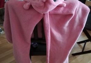 Pijama Pink Panther tamanho Médio. Fecha de alto a baixo com fecho éclair. É unisexo.