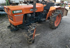 Tractor 4x4Kubota trêscilindrosdizel