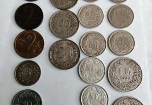 Lote com 23 moedas de níquel e prata. Suíças