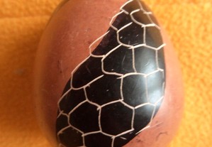 Diversos ovos decorativos em pedra