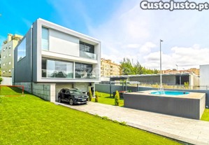 Moradia T4 Moderna Com Piscina E Jardim Em...