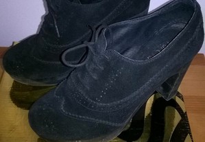 Sapatos de senhora pretos de salto nº 39