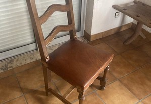 4 cadeiras em madeira e couro