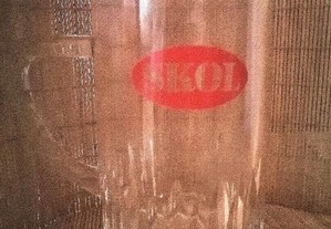Caneca antiga em vidro da marca de cerveja SKOL com capacidade 0,5 L
