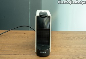 A máquina de café Nespresso Branca Pequena