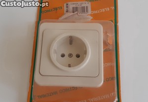 Tomada Simples c/ Terra Nova S137 Creme Claro Interior Parede