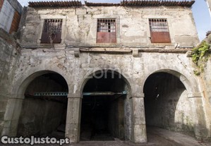 Prédio/ Armazém Para Reabilitação, Localizado...