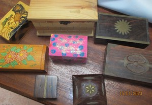 8 pequenas caixas de madeira