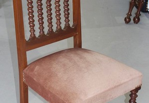 Cadeira em Madeira com Assento em Veludo