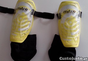 Caneleiras de futebol criana