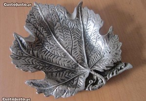 peça antiga em metal forma de folha