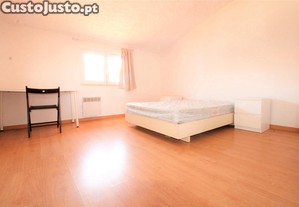 Quarto Em Celas