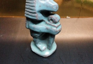Pequena peça cerâmica representando imagem do passado Egípcio.