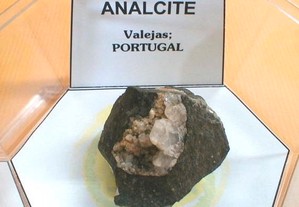 Analcite 5x11x10cm-cx