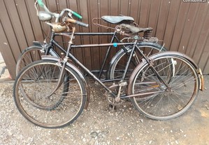 Duas bicicletas pasteleiras antigas de homem