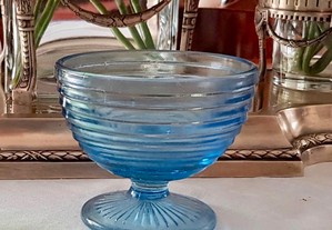 Taça de pé em vidro azul antigo