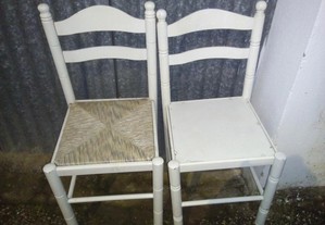 2 cadeiras brancas de madeira e corda