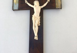 Crucifixo antigo Pau Santo Prata Marfim