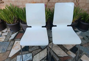 Duas cadeiras brancas usadas mas impecávens
