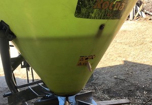 Espalhador de sementes/adubos com abertura hidráulica