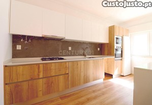 Apartamento T3 Remodelado Na Avenida Do Cristo Rei - Almada
